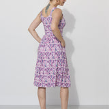 Fioletowa sukienka midi z geometrycznym wzorem, szyta w Polsce, idealna na co dzień i na wyjścia