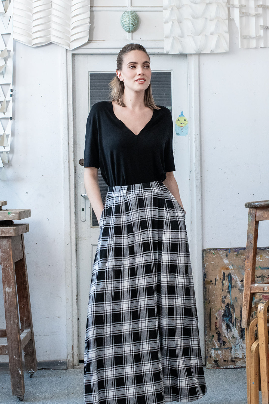 Czarna bluzka i długie spódnice w kratę – stylowa, wygodna moda dla kobiet