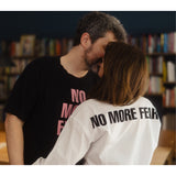 Para w koszulkach z napisem 'NO MORE FEAR', stylowa moda z kulturą i komfortem