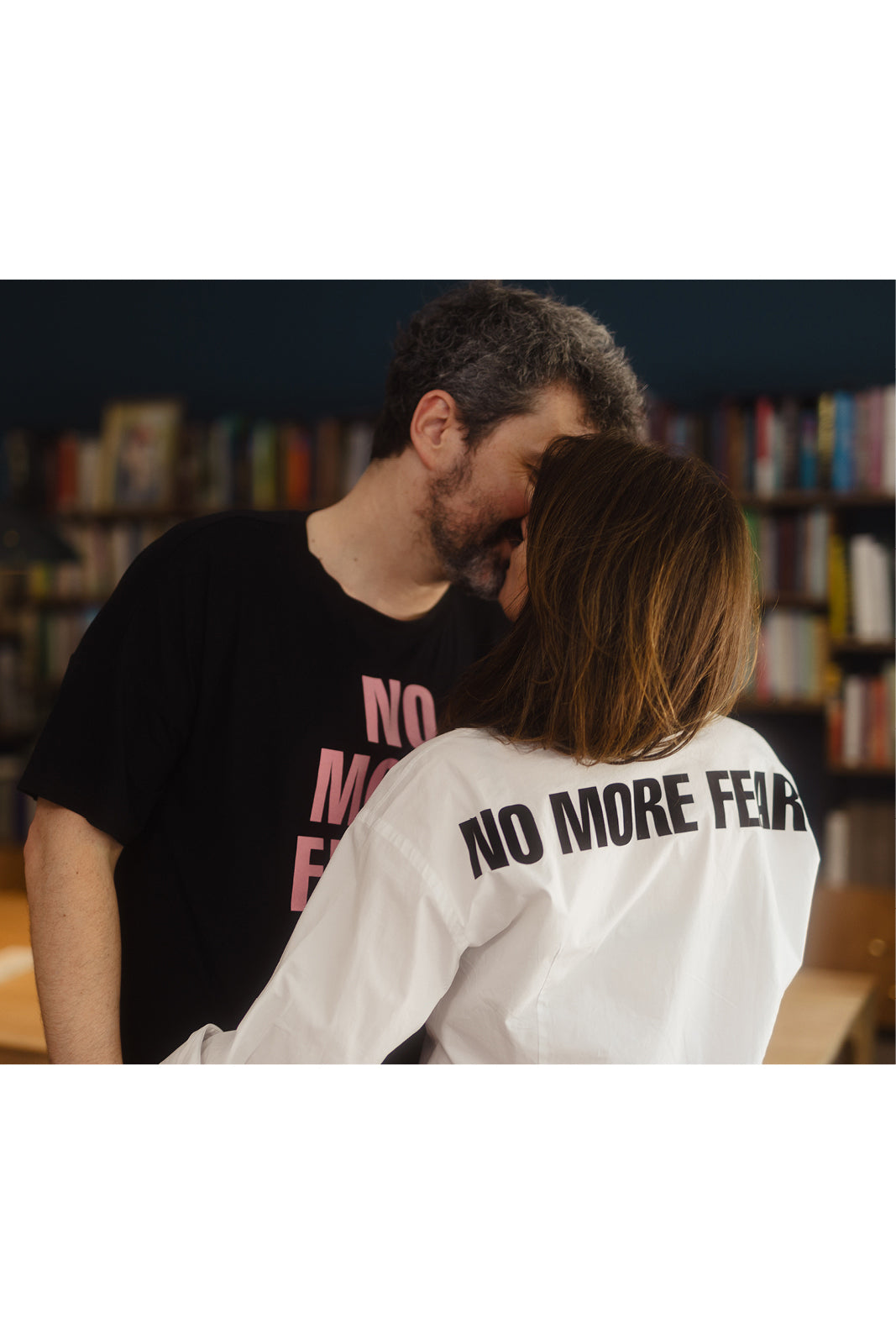 Para w koszulkach z napisem 'NO MORE FEAR', stylowa moda z kulturą i komfortem