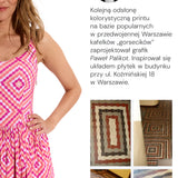 Kobieta w kolorowej sukience z geometrycznym wzorem inspirowanym warszawskimi kafelkami, styl self-care fashion