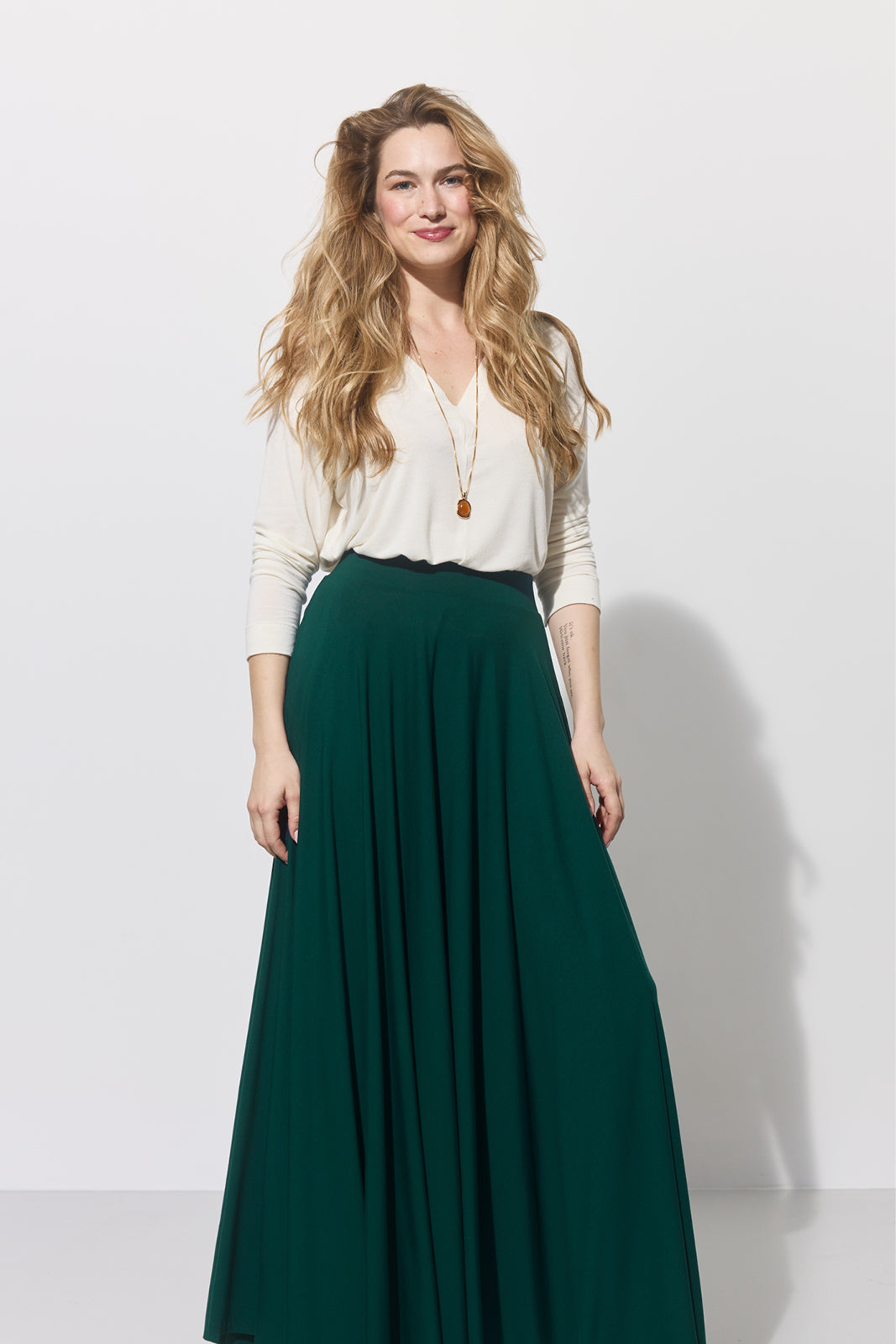 Zielona spódnica maxi z białą bluzką – elegancka stylizacja dla kobiet