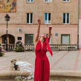 Kobieta w czerwonej sukience wieczorowej stojąca w fontannie, stylowa moda polska, self-care fashion