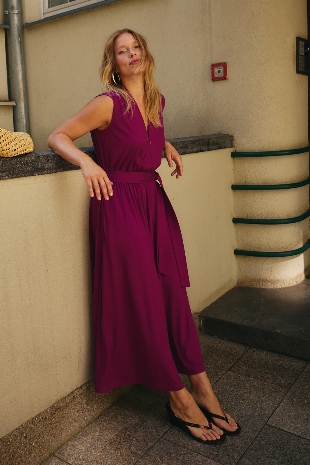 KAROLINA 168 cm hair artist sukienka S
Fioletowa sukienka maxi z paskiem, idealna na letnie dni – wygodna i elegancka, szyta w Polsce.