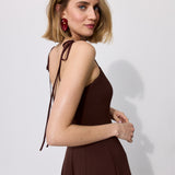 Elegancka sukienka w kolorze burgundowym z wiązanymi ramiączkami, idealna na wieczór. Moda polska, precyzyjne krawiectwo.