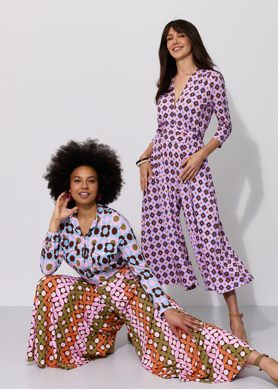 Kobiety w kolorowych, geometrycznych sukienkach i spodniach – moda polska, wygodna i stylowa