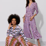 Kobiety w kolorowych, geometrycznych sukienkach i spodniach – moda polska, wygodna i stylowa