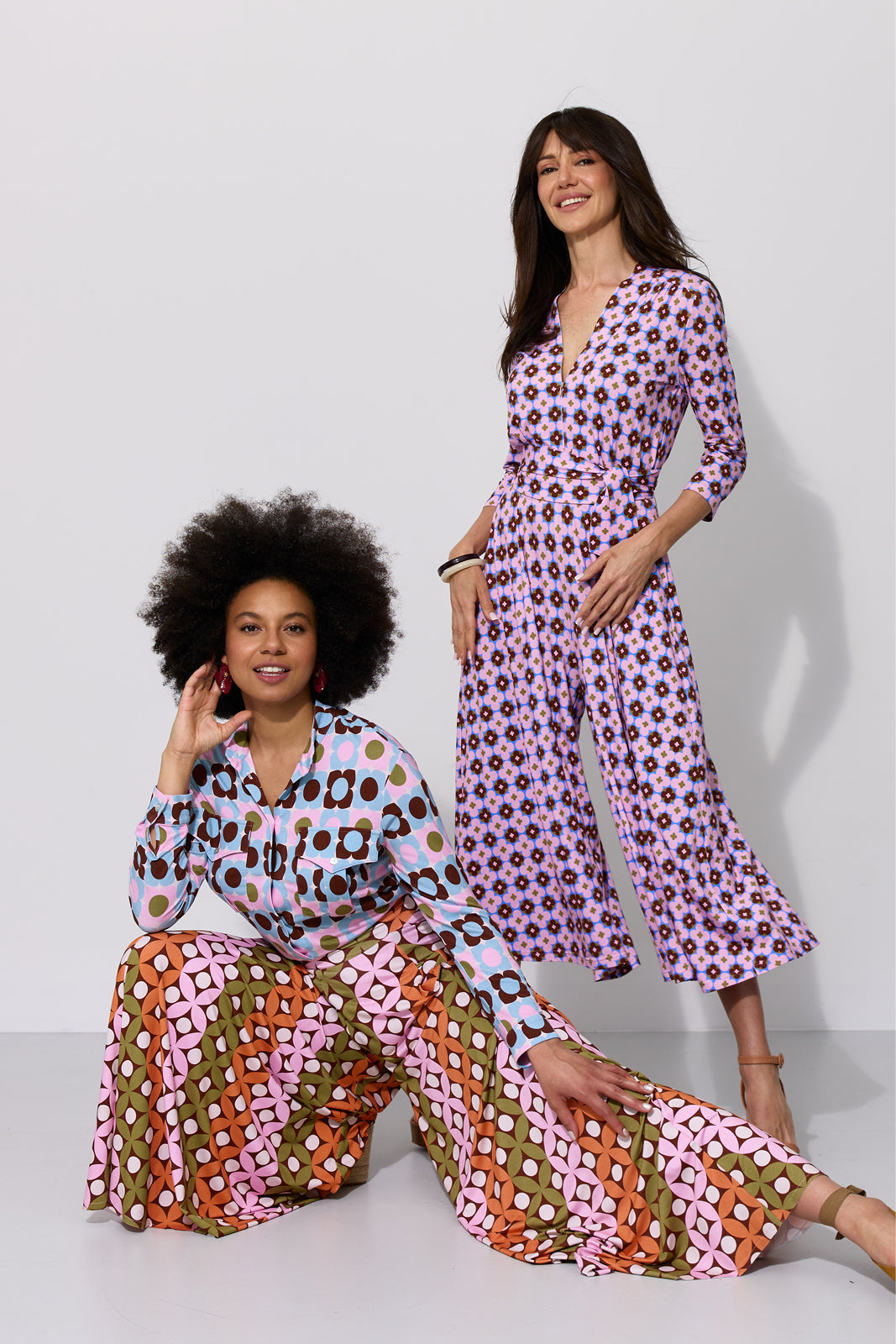 Kobiety w kolorowych, geometrycznych sukienkach i spodniach – moda polska, wygodna i stylowa
