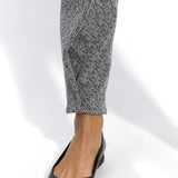 Czarne lakierowane buty z szarymi spodniami w wzór herringbone