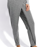 Szare spodnie w wzór herringbone z eleganckimi czarnymi butami