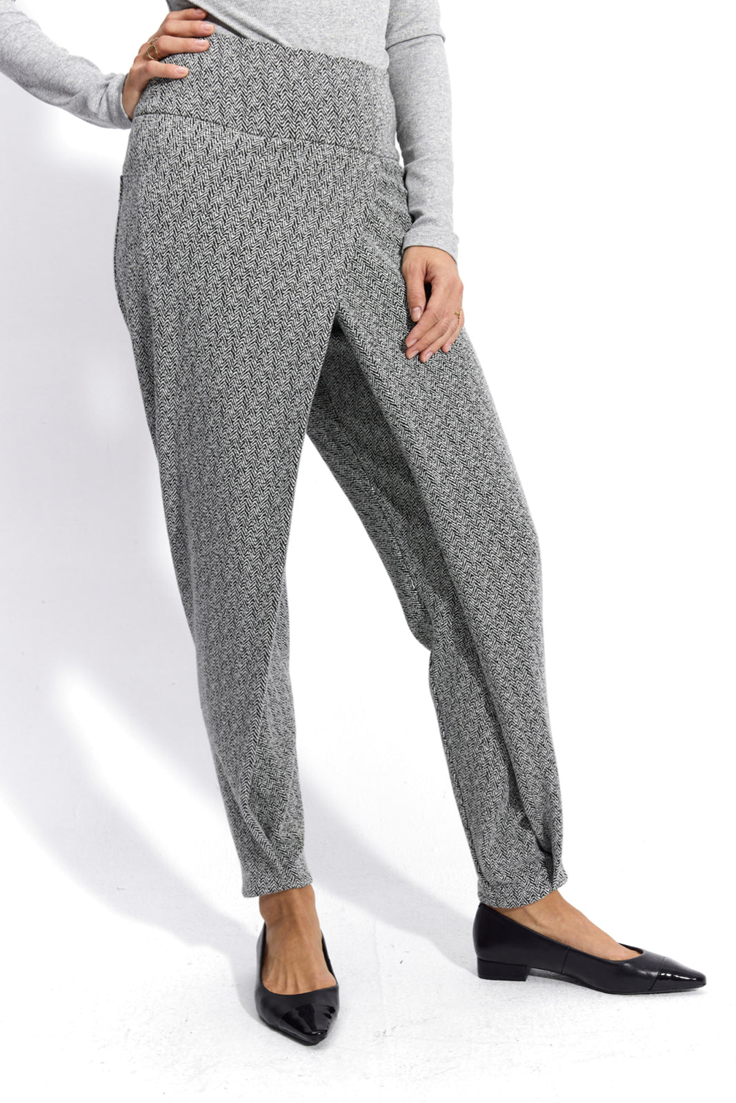 Szare spodnie w wzór herringbone z eleganckimi czarnymi butami