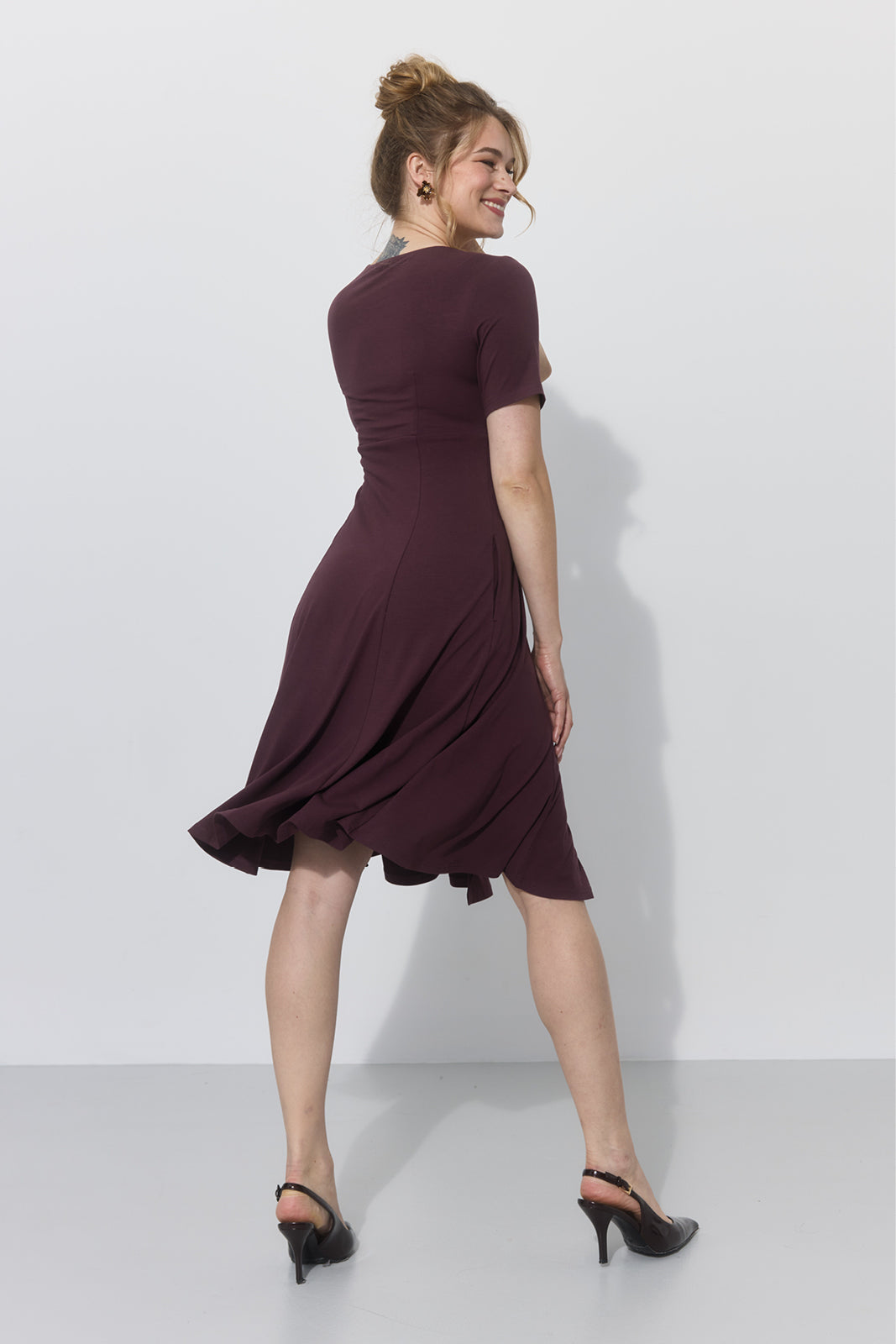 Elegancka sukienka w kolorze burgundowym, idealna na co dzień, z precyzyjnym krojem i wygodnym fasonem.