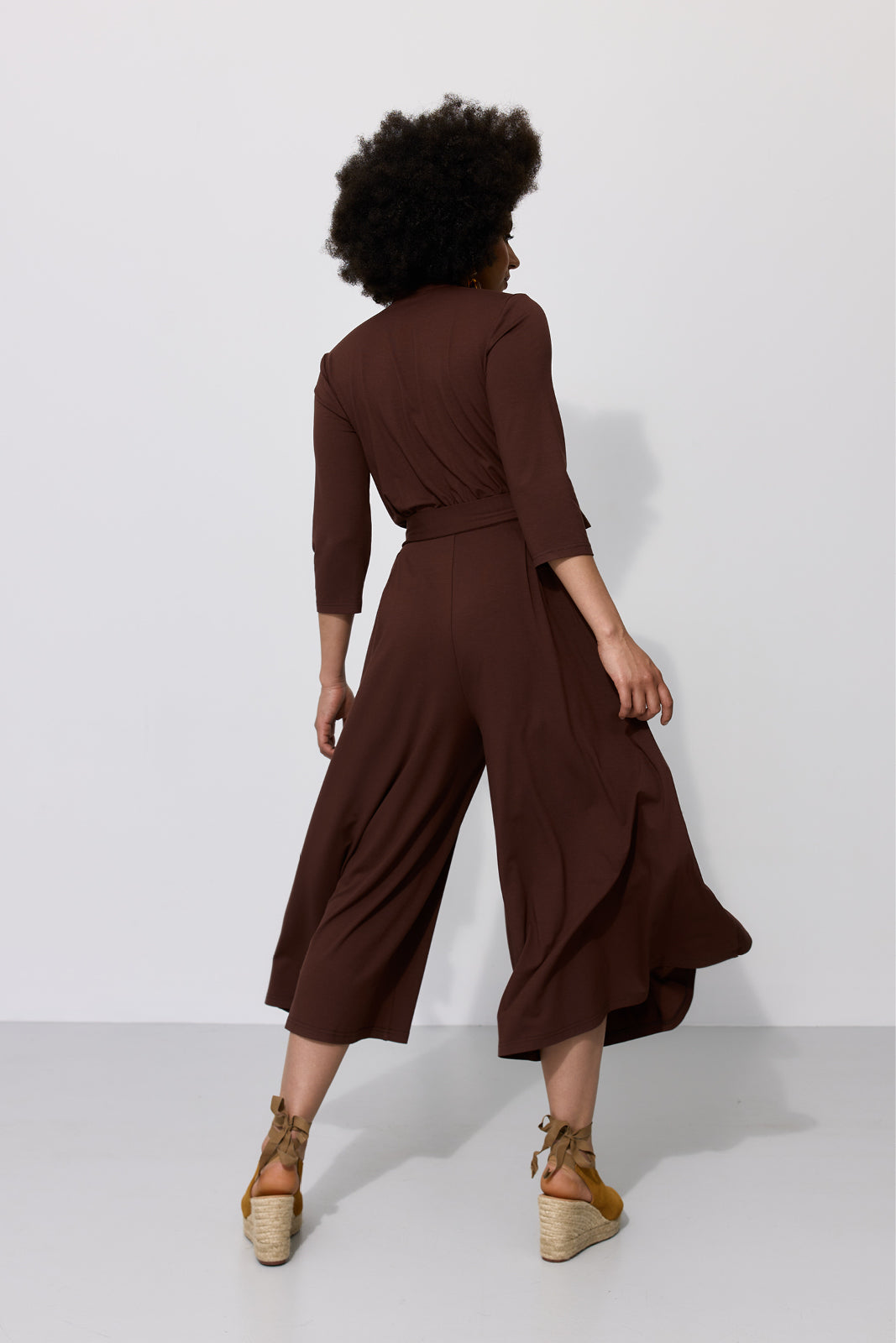 Brązowy jumpsuit z szerokimi nogawkami i pasem, idealny na co dzień – modna, wygodna stylizacja