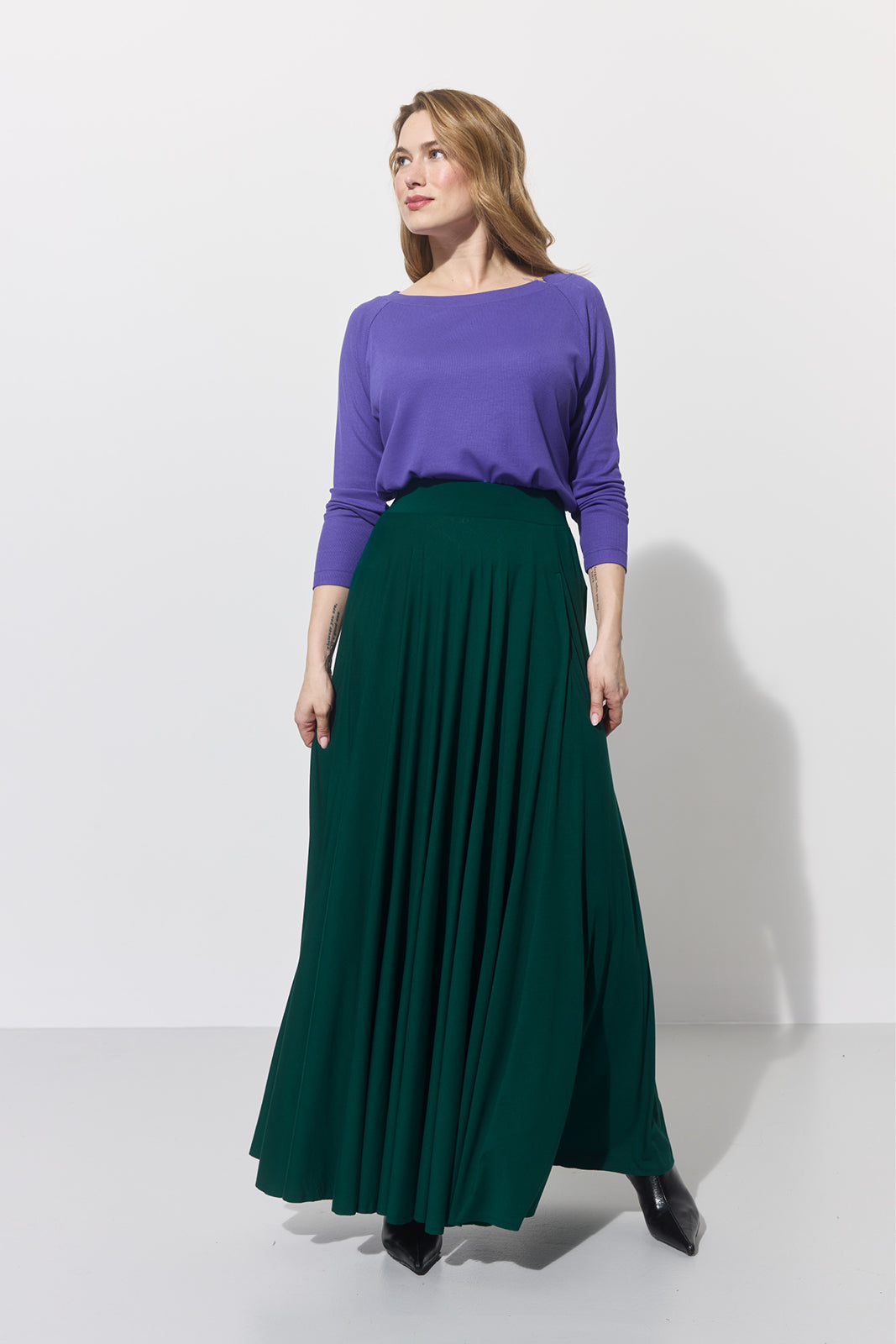 Fioletowa bluza i zielona spódnica w stylu self-care fashion, szyta w Polsce