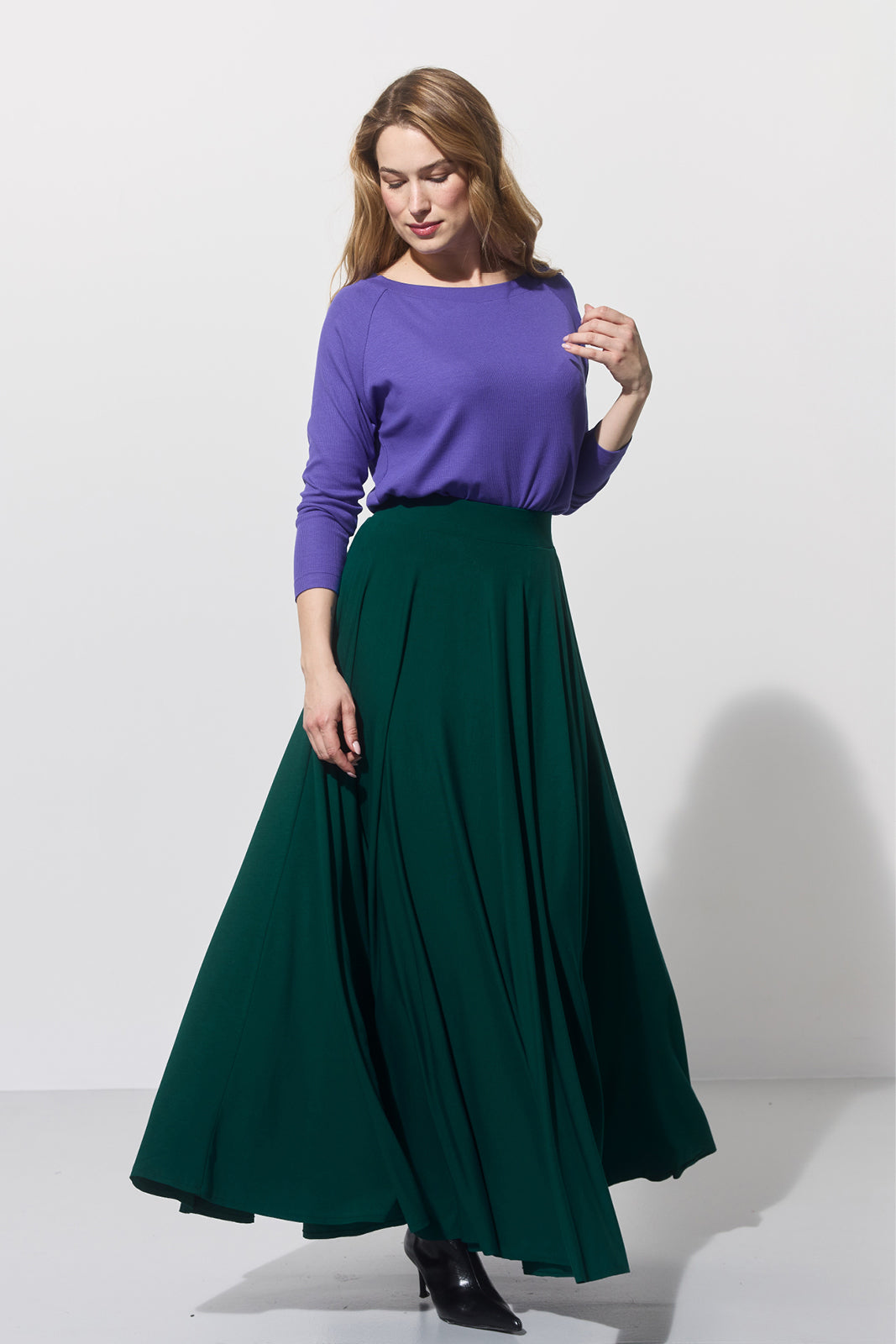 Fioletowa bluzka i zielona spódnica maxi – stylowa, wygodna moda dla kobiet