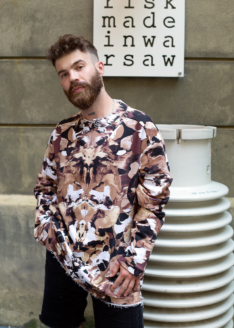 Mężczyzna w stylowej bluzie z abstrakcyjnym wzorem, kultura i moda w Warszawie