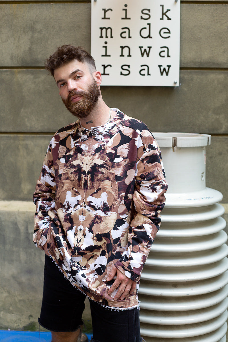 Mężczyzna w stylowej bluzie z abstrakcyjnym wzorem, kultura i moda w Warszawie