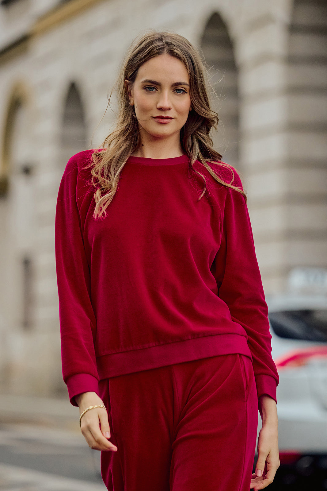 Czerwony, aksamitny dres damski – wygodna, modna stylizacja na co dzień, idealna do self-care