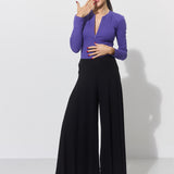 Fioletowa bluzka z zamkiem i czarne spodnie w stylu self-care fashion, idealne na co dzień