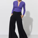 Fioletowa bluzka z zamkiem i czarne spodnie typu wide leg – elegancka stylizacja na co dzień