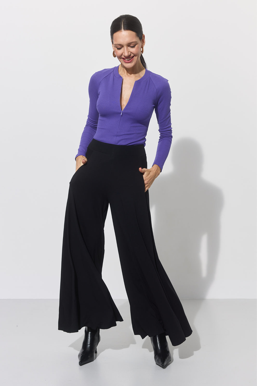 Fioletowa bluzka z zamkiem i czarne spodnie typu wide leg – elegancka stylizacja na co dzień