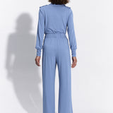 Niebieski jumpsuit z długim rękawem i elastyczną talią, idealny na co dzień – wygodna moda damska