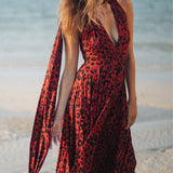 Czerwona sukienka w leopardzie z głębokim dekoltem, idealna na plażę – modna i wygodna