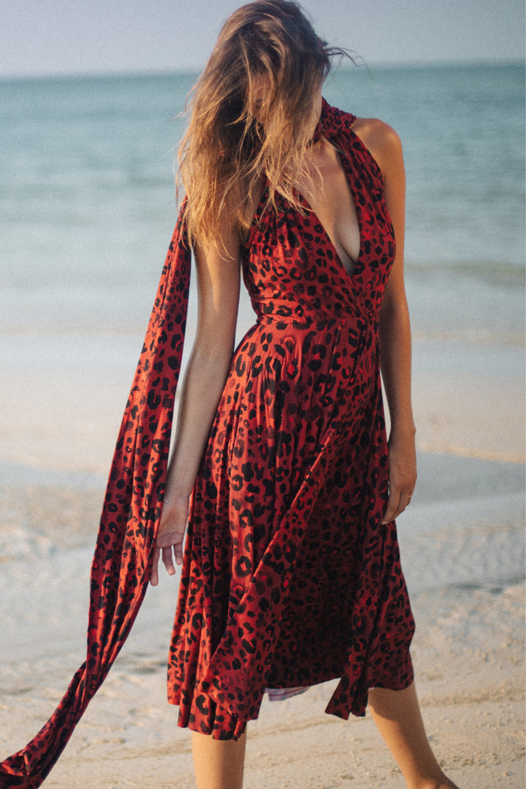 Czerwona sukienka w leopardzie z głębokim dekoltem, idealna na plażę – modna i wygodna