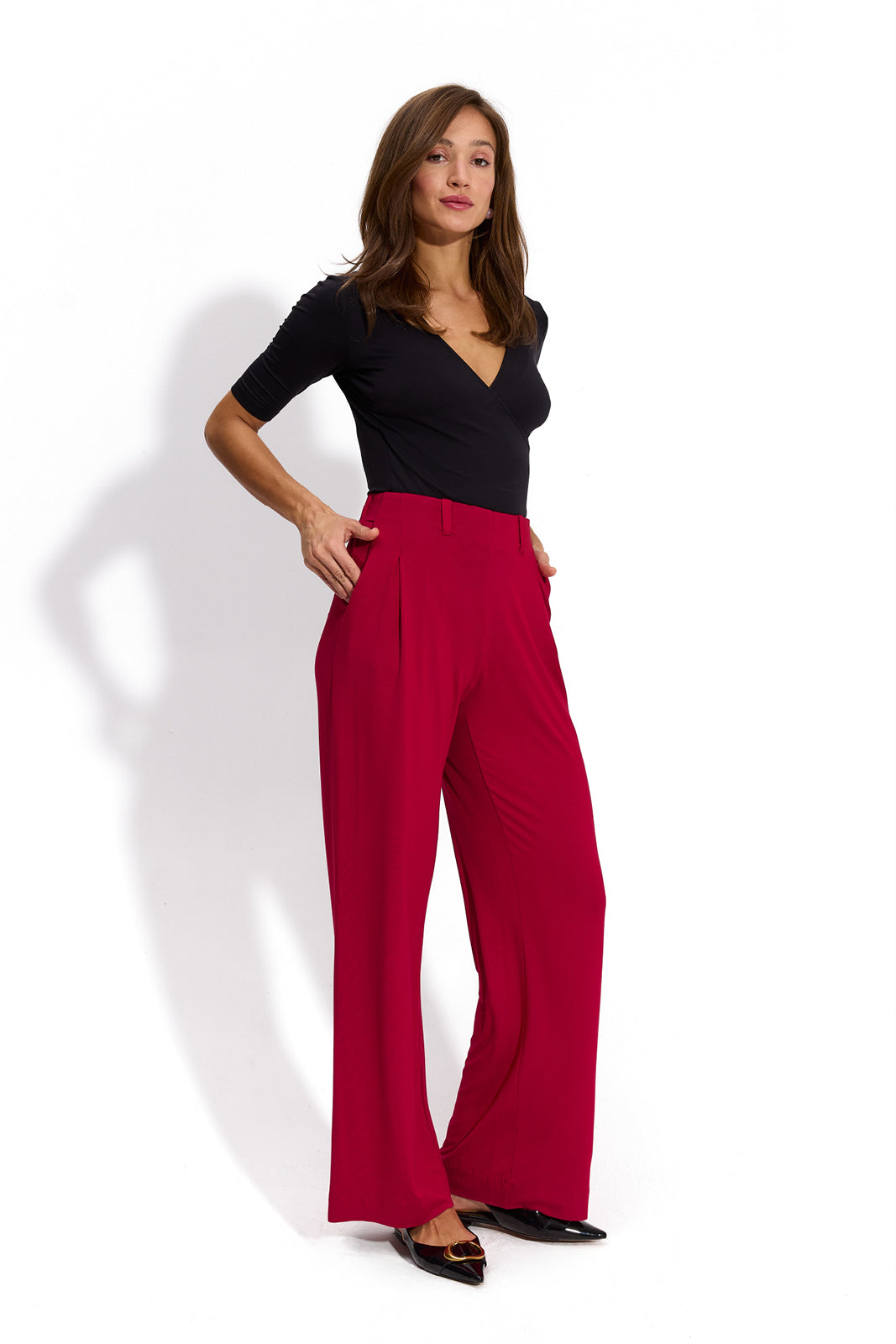 Czerwone spodnie wide leg z czarną bluzką – elegancka stylizacja damska z precyzyjnym krawiectwem