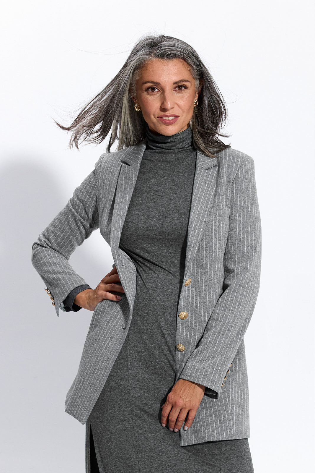 Szara sukienka z golfem i paskowany płaszcz – elegancka moda damska z precyzyjnym krawiectwem