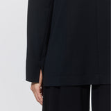 Czarna, elegancka bluza z precyzyjnym krojem i wygodnym pasem – idealna dla kobiet, które ценią sobie styl i komfort.
