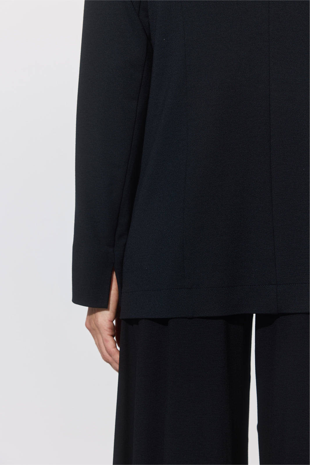 Czarna, elegancka bluza z precyzyjnym krojem i wygodnym pasem – idealna dla kobiet, które ценią sobie styl i komfort.