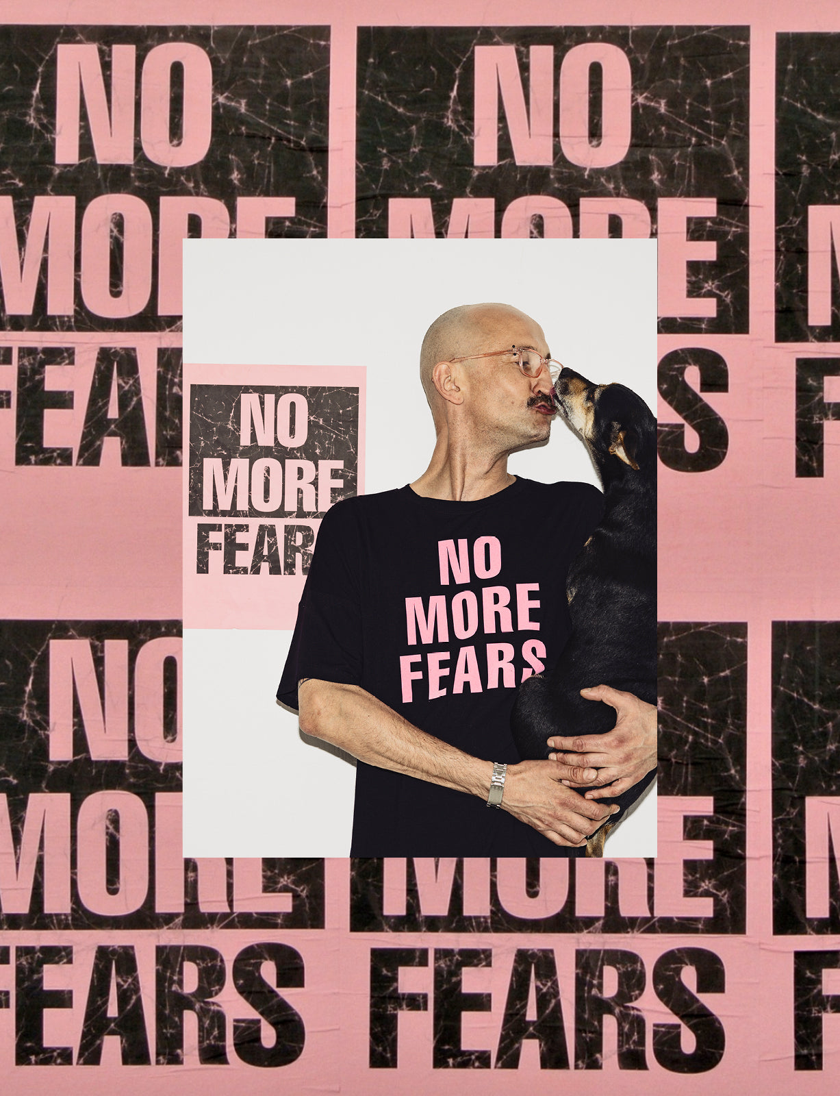 Czarny t-shirt z napisem NO MORE FEARS, moda z kulturą i wygodą, self-care fashion