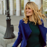 Kobieta w zielonej sukience i niebieskiej kurtce, stylowa moda codzienna, wygodna i elegancka
