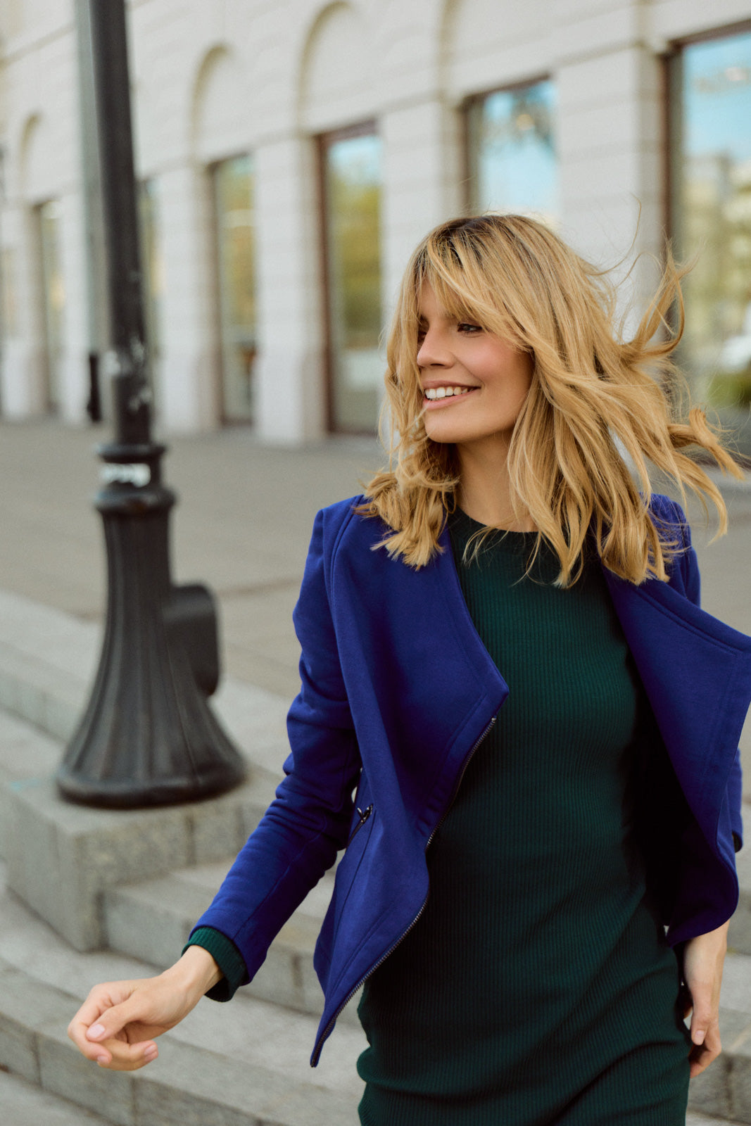 Kobieta w zielonej sukience i niebieskiej kurtce, stylowa moda codzienna, wygodna i elegancka