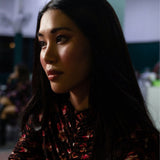 Kobieta w kwiecistej sukience z dekoltem w serek, stylowa i wygodna odzież damska