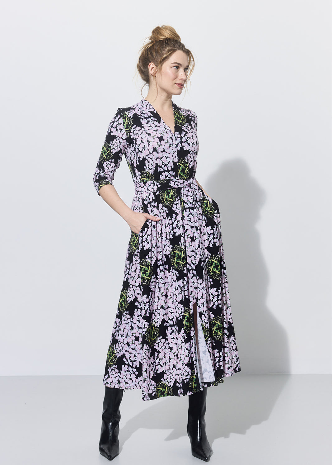 Kobieta w eleganckiej sukience midi z kwiatowym wzorem, czarnych butach i pasem, stylowa moda damska