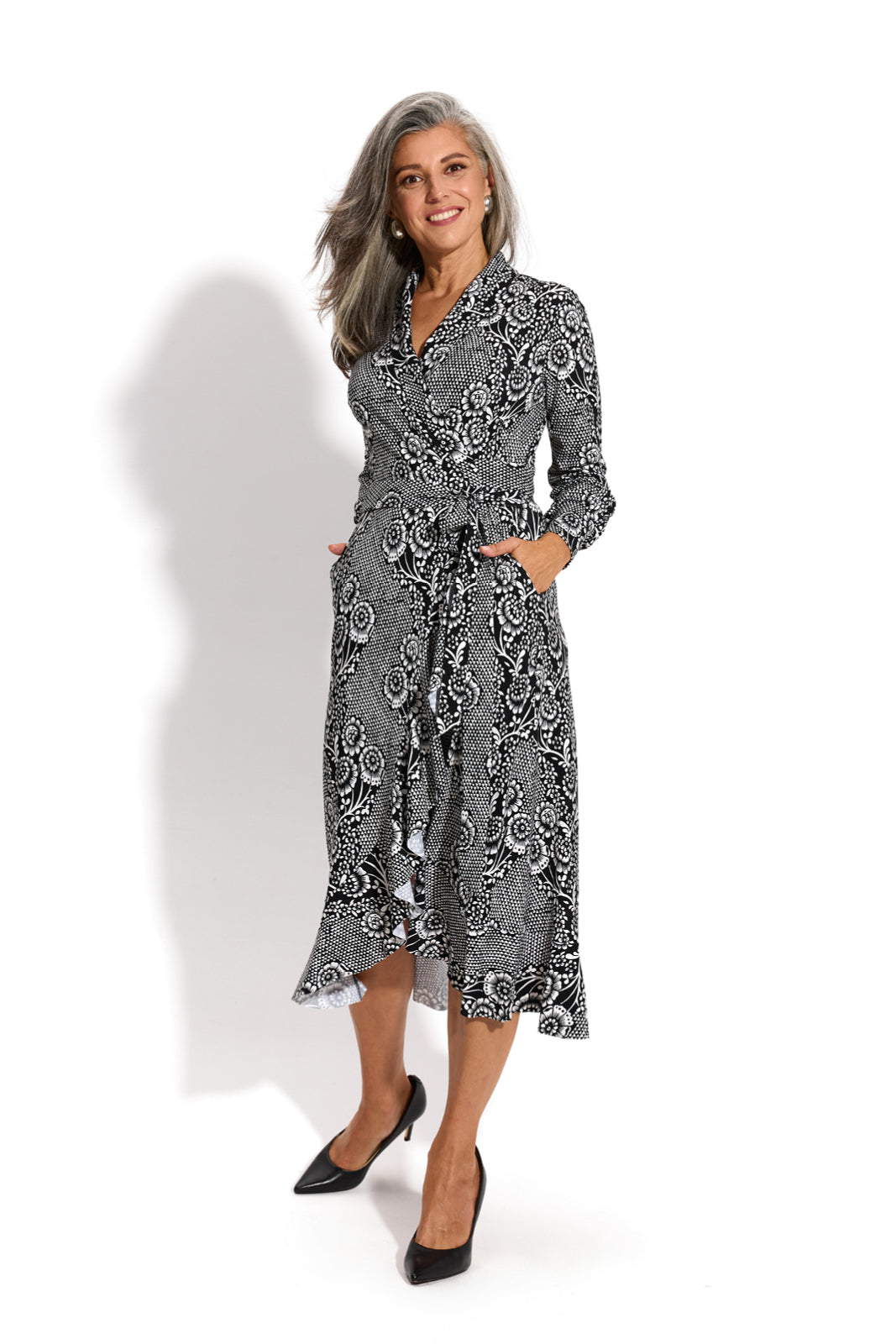 Elegancka sukienka w kwiaty z kieszeniami, idealna dla kobiet szukających stylu i komfortu.