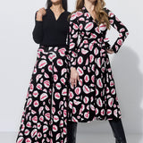 Dwie kobiety w eleganckich sukienkach z kwiatowym wzorem, czarne buty na obcasie, stylowa moda polska