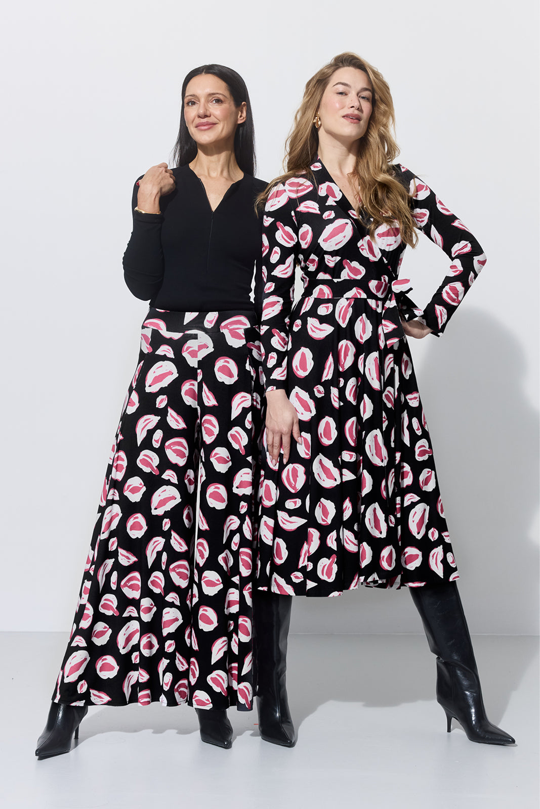 Dwie kobiety w eleganckich sukienkach z kwiatowym wzorem, czarne buty na obcasie, stylowa moda polska