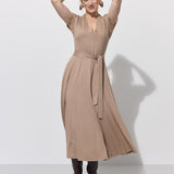 Elegancka sukienka midi z pasem, idealna na co dzień lub na wyjścia – stylowa i wygodna